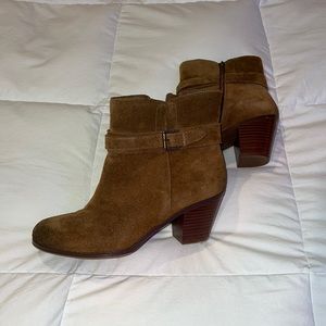 Brown suede booties with small heel